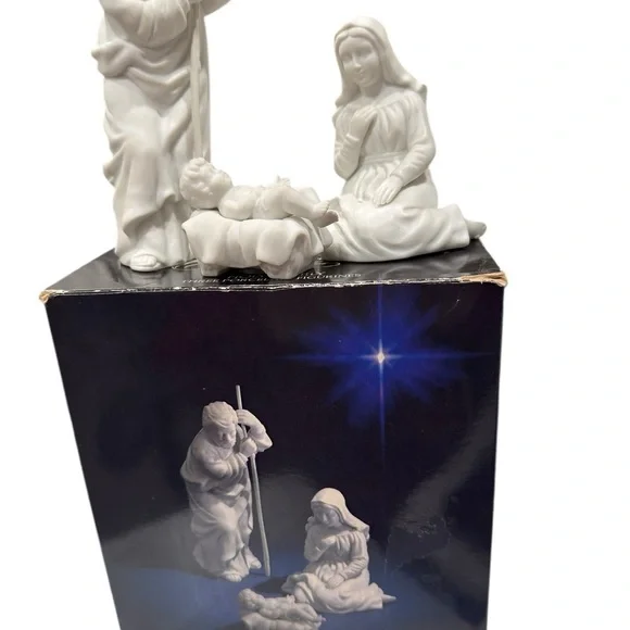 Avon Nativity Collectible Holy Family Mary Joseph Baby Jesus Porcelain  3 pieces - Picture 7 of 8